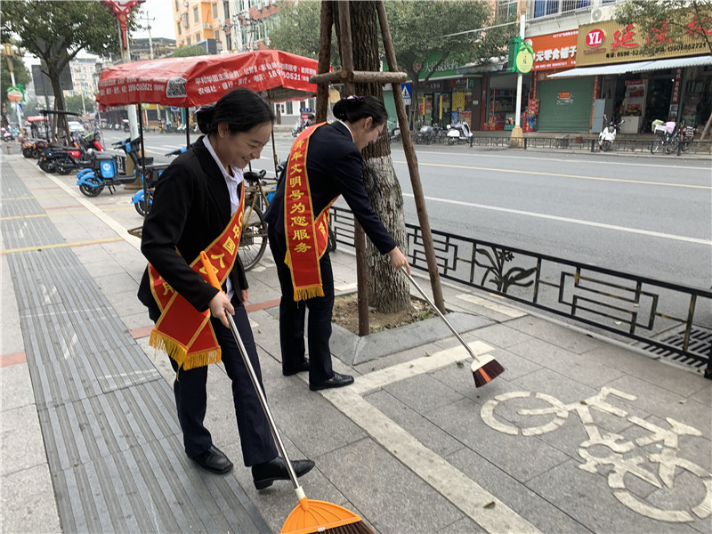 学习雷锋精神，共创文明城市.1.jpg