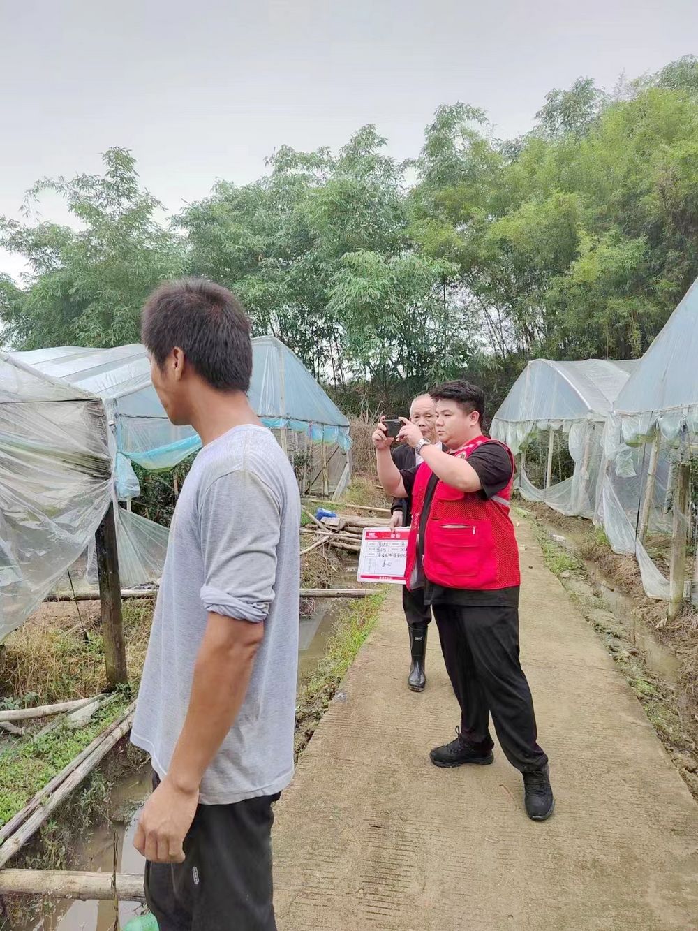 田间地头的漳州人保“红马夹”.3.jpg