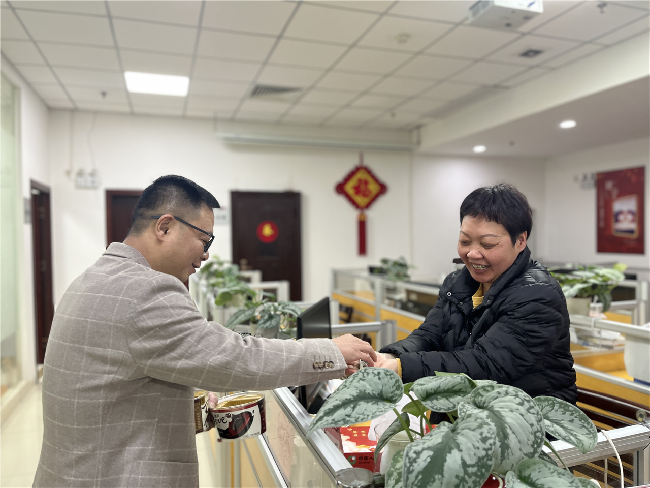 漳州芗江：为女职工送上鲜花(1).jpg